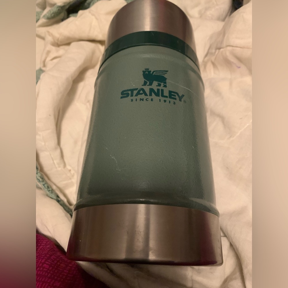Stanley brand 24oz Classic Thermos (sold out on their website!) Mint condition - Picture 3 of 4